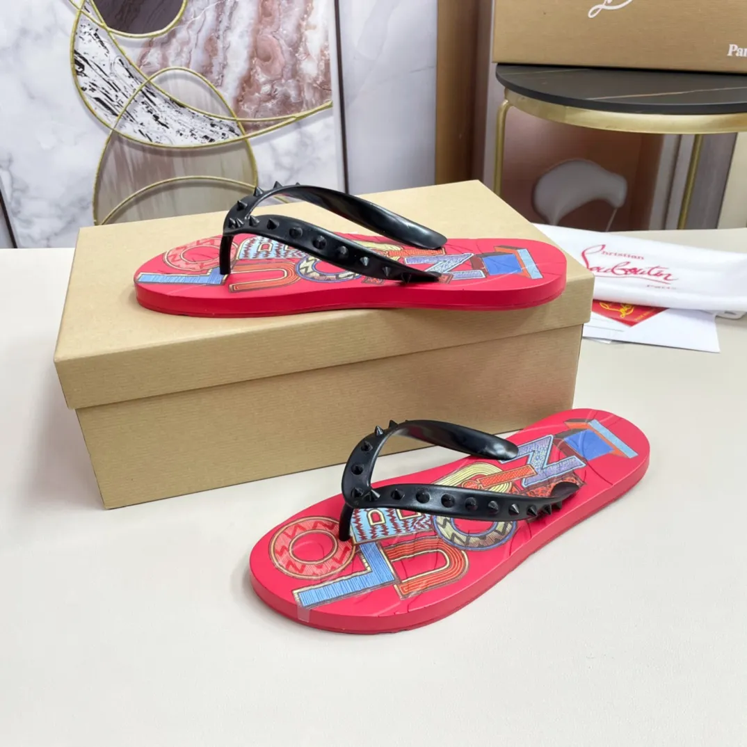 [CL red sole shoes] P: 280💰 size 38-45 Men’s classic slippers, made on the official website 1:1, the original factory specializes in original materials ➖ OEM 3D printing pattern production ➖ Original ultra-light anti-slip outsole. Super fashionable and super comfortable, handsome on the feet, a must-have for men in summer! !
